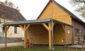 Carport mit Geräteraum und Schindelblende in Schwedt