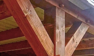 Carport in Schorfheide verzapft mit Holznägeln - mit Geräteraum - Detailansicht der Verzapfung