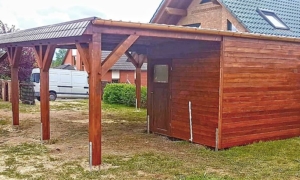 Carport in Schorfheide verzapft mit Holznägeln - mit Geräteraum