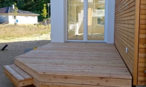 einfache Holz-Terrasse