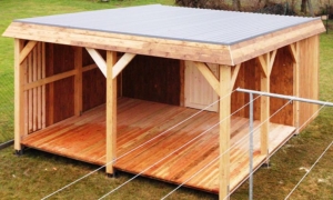 Holz-Terrasse mit Dach und Geräteraum in Prenzlau